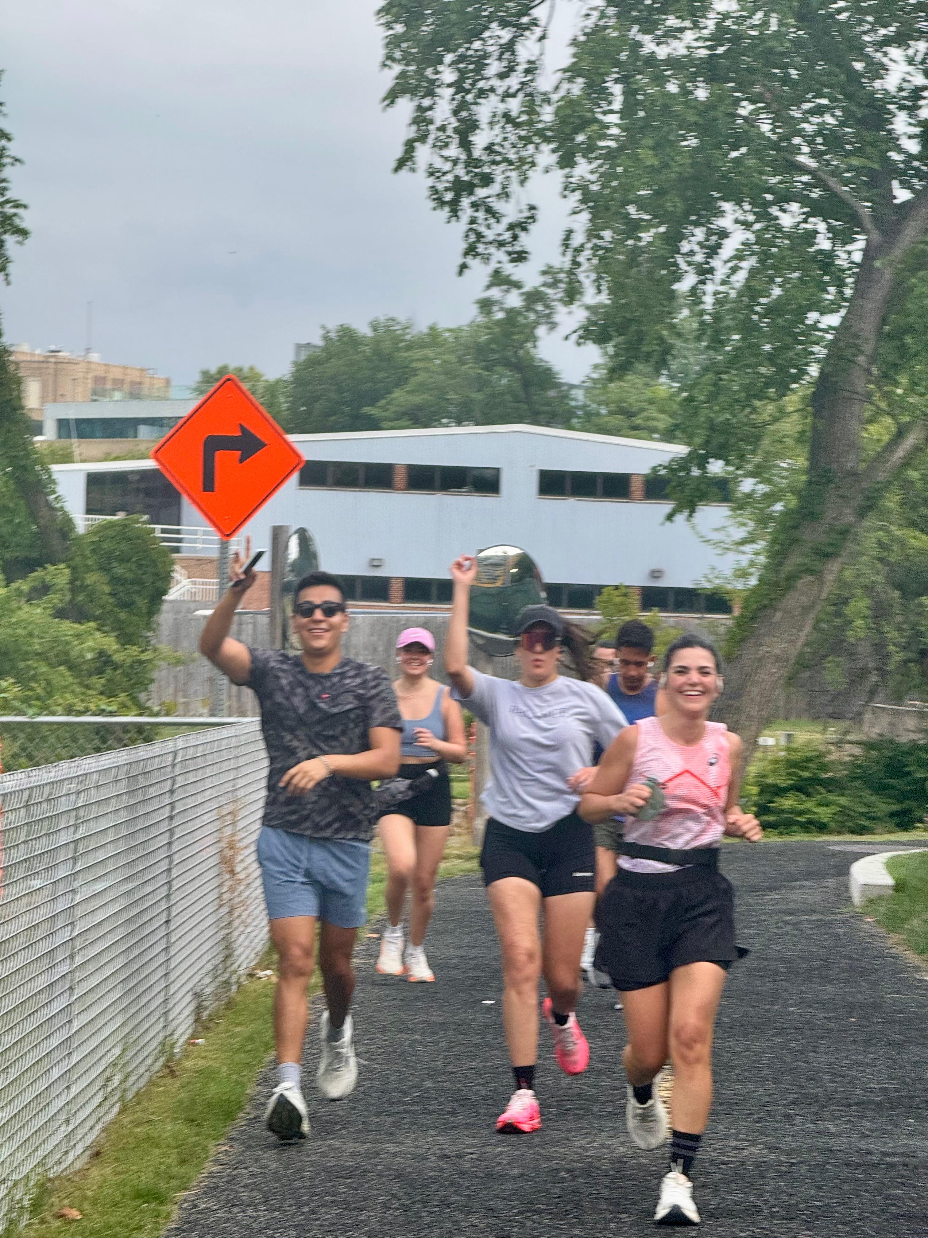 Momento del club Cafe con Run 7